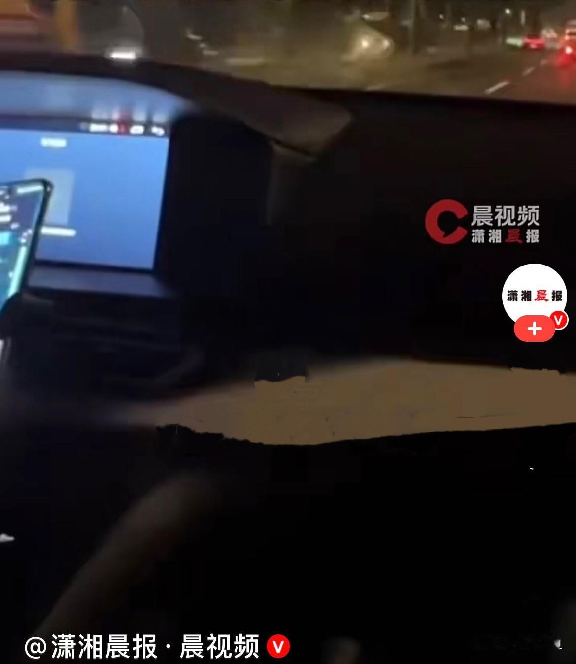 近日，广东广州申女士和两位女性朋友一起打网约车，上车后明显闻到车里有昇味，空气闷
