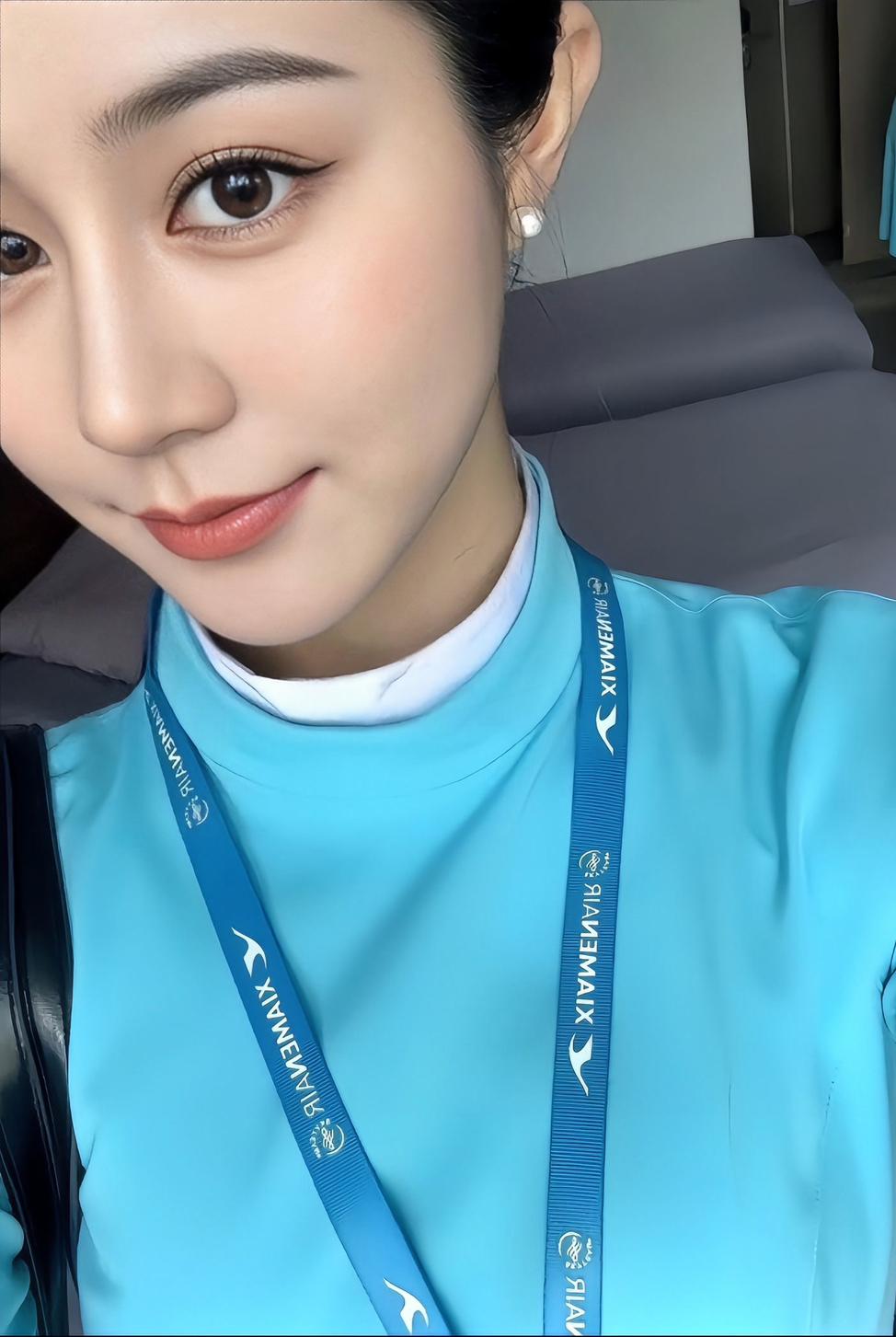 轻便出行，蓝色连衣裙搭配黑色帽子，轻松自在！👗🧢🎒🏝️