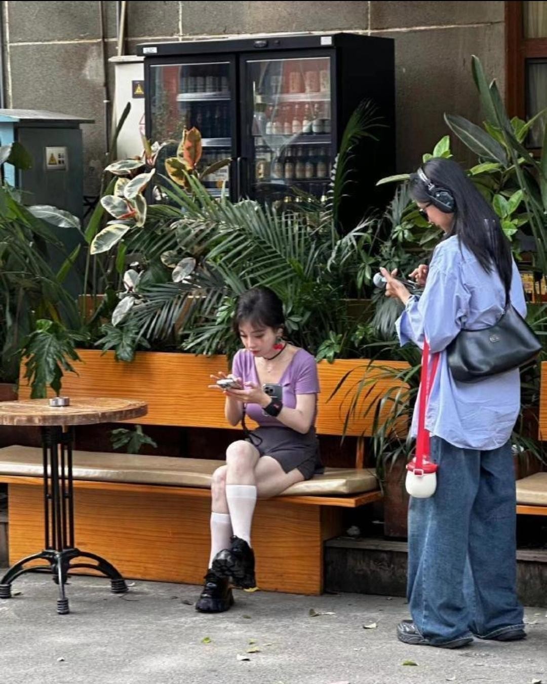 冯提莫坐下来之后，身材比例看起来就更让人觉得有些“惨不忍睹”了。
