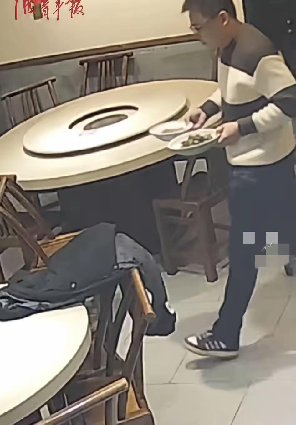 顾客经常去一家饭店吃饭，这没去了喊了半天点菜想吃尖椒肉丝没人答应吃，原来是老板去