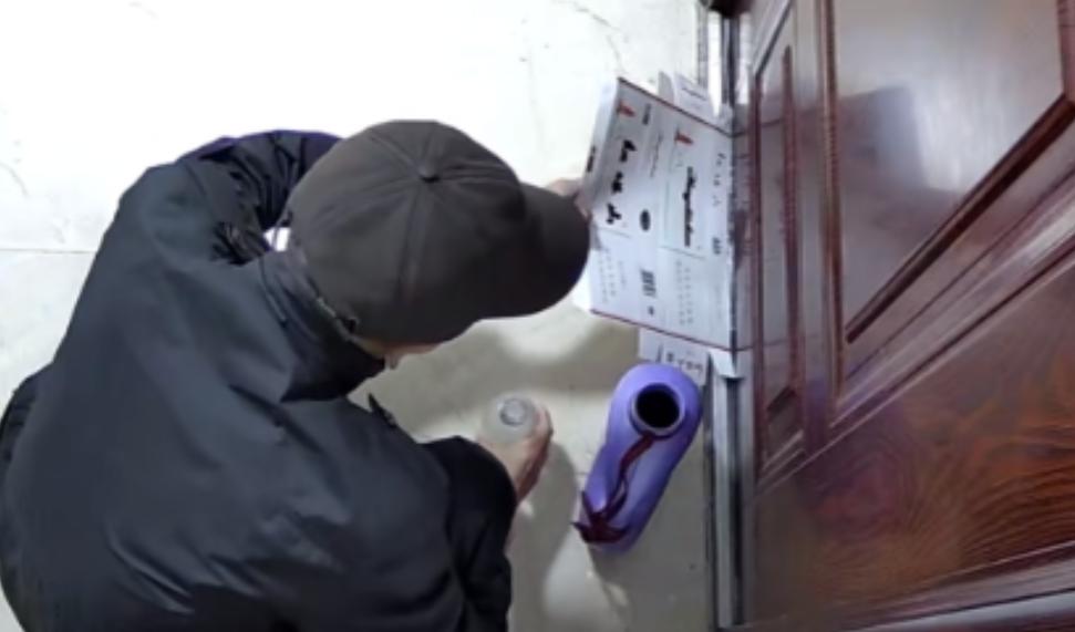 这也太缺德了！云南曲靖，女子每天早上起床后都能闻到家里有一股尿骚的味道，开始还以