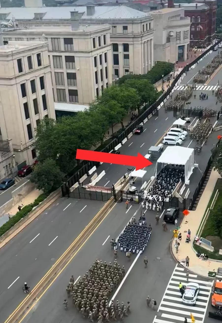 所有经过阅兵仪式广场的美国陆军队列都要过一遍这个白色的“安检亭”！安保工作很是