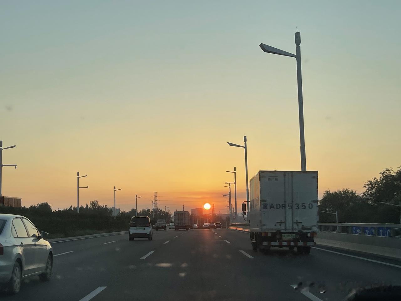 刚刚送走了我的高中班主任老师，回到家中眼前还是老师教学时的笑貌。