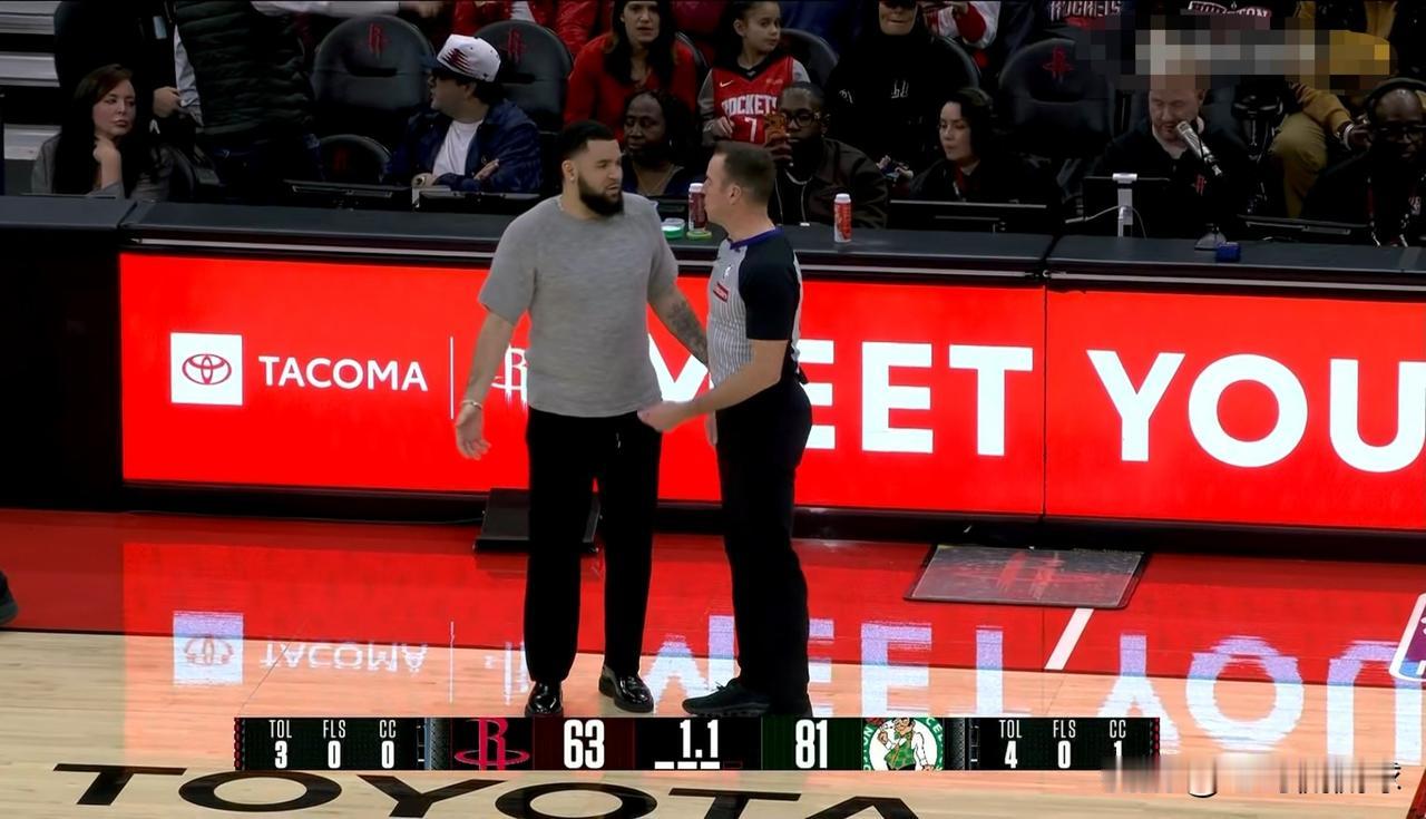 火箭当家控卫范弗里特真为球队操碎了心！在今天火箭主场迎战凯尔特人的比赛中，当时比