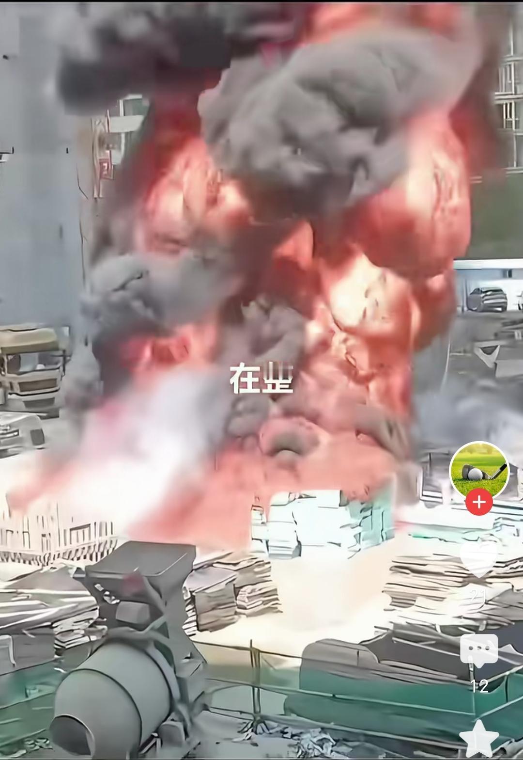 这是哪个工地又着火了？起火的大概率是外墙保温板。这种极易燃烧的外墙保温板铺在整个