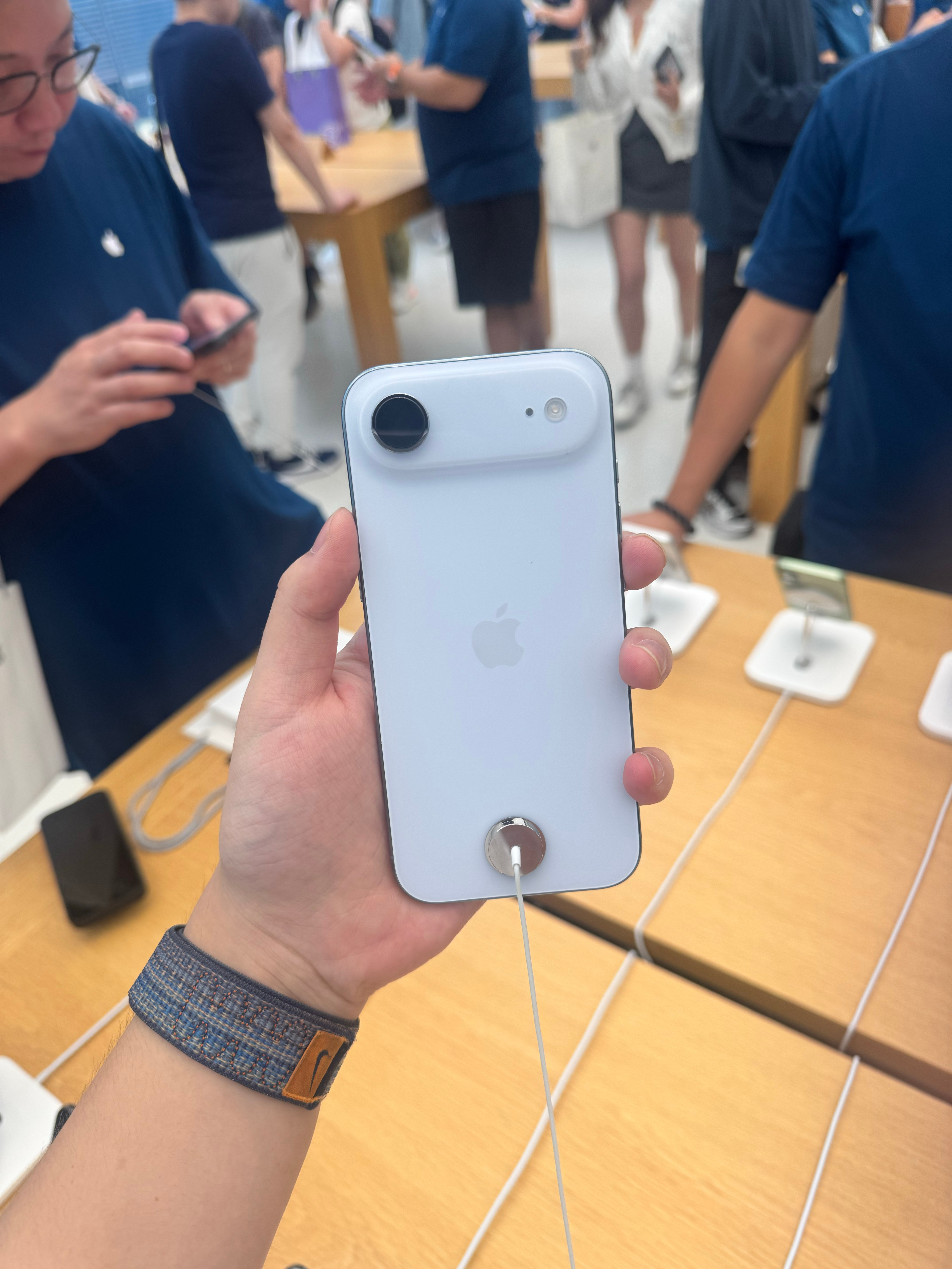 简单体验了一下iPhoneAir，有一说一这个厚度确实夸张[笑着哭]，手感也