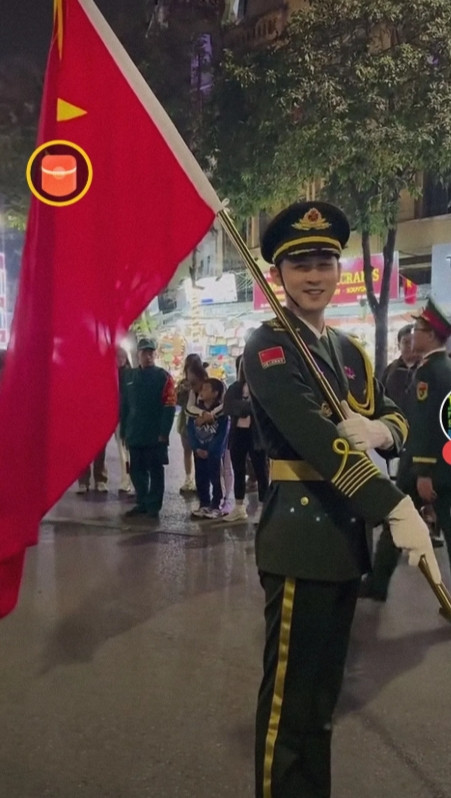 中国仪仗队在越南。网友说：回去就要被处分了，这是在执行任务。要全程保持严肃认真冷