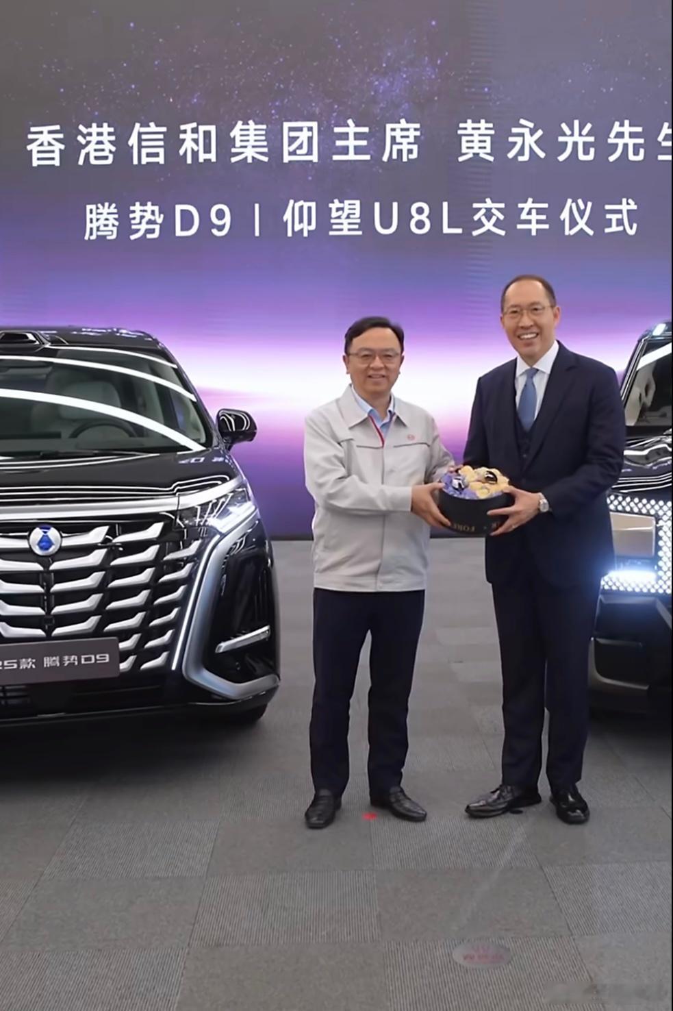 上周在比亚迪和王传福董事长擦肩而过，脚步匆匆原来是给香港信和集团主席黄永光交车，