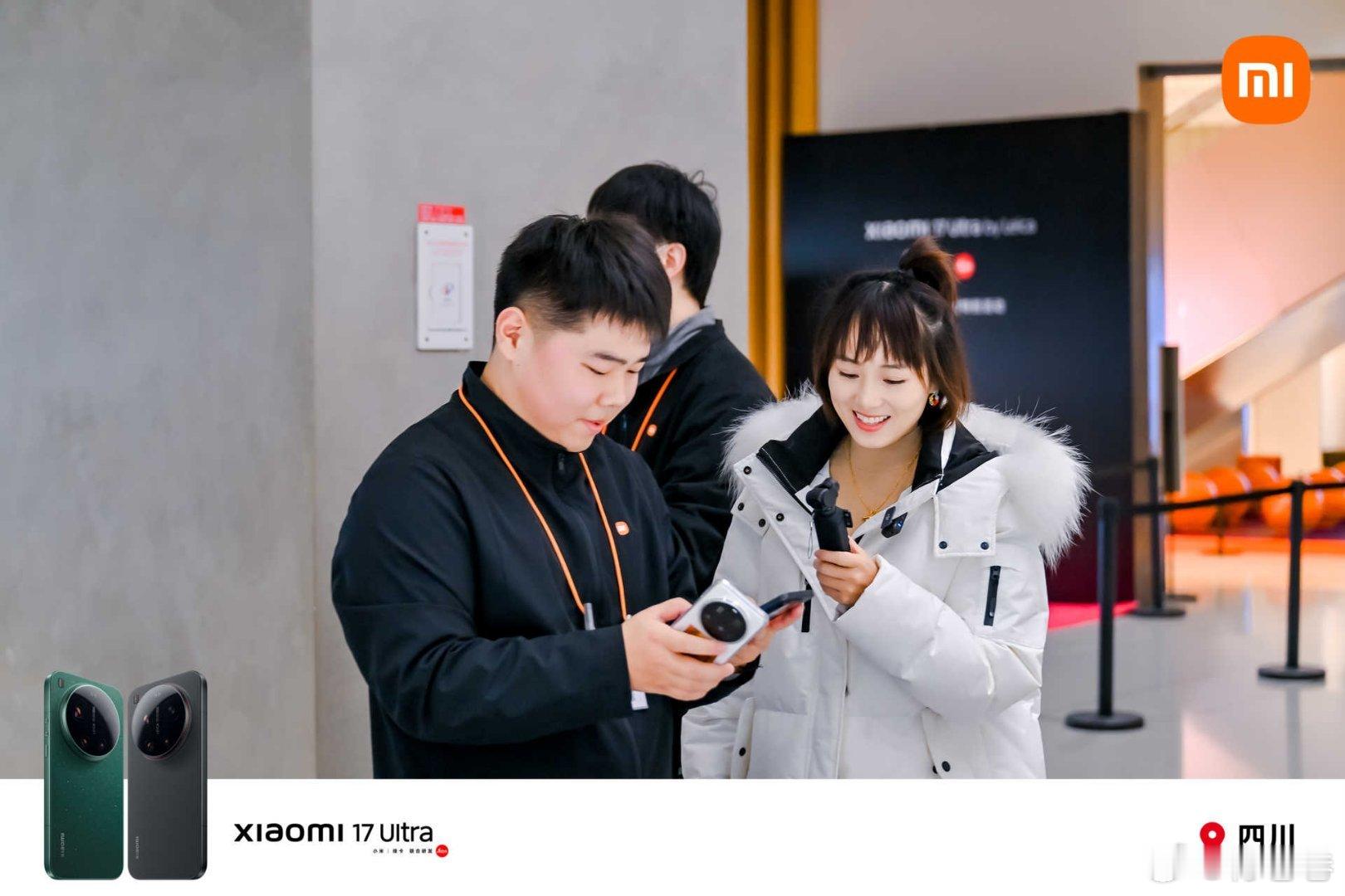 线下提机不仅有交付仪式，还请了专业摄影师给大家拍美美的照片哦，旁边这位小帅哥是小