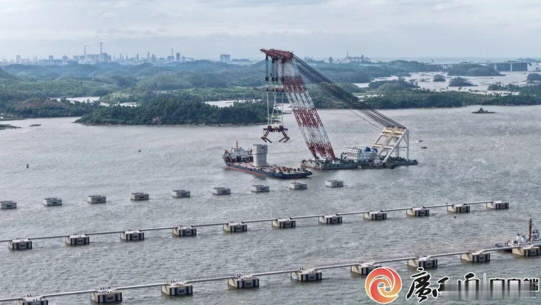 【平陆运河1号锚地75座沉箱安装全部完成】9月4日，平陆运河1号锚地最后一座沉箱在钦州茅尾海海域精准