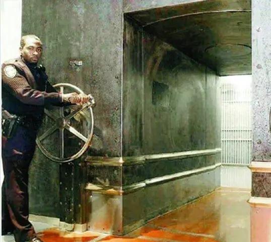 川普语出惊人，怀疑国库里的黄金被偷光光了，他要亲自下国库去查看。马斯克更是直接抛
