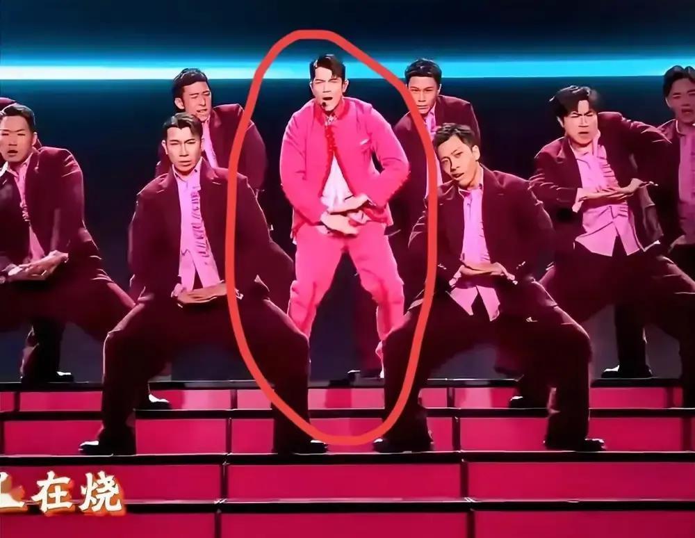 郭富城在演唱会上把王一博拉上台一起跳街舞，两人battle完直接抱在一起。现