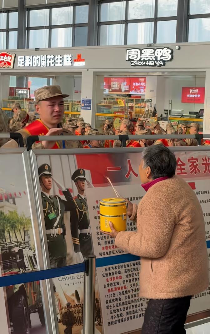 感动上人民日报了！近日河南许昌的火车站内，无数新兵在车站集结准备乘坐火车入伍，这