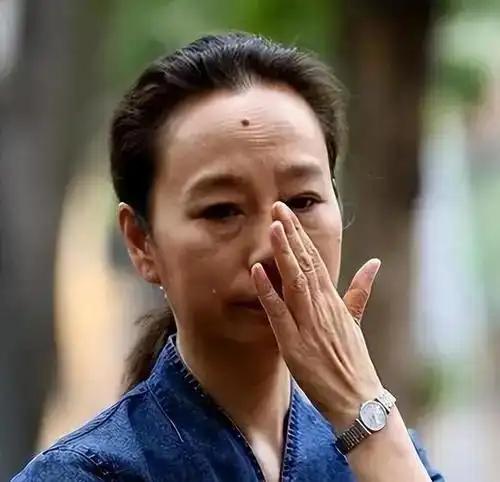 奚美娟终于不躲了，针对儿子不是周野芒的这件事，她公开表态31年误会终解开！奚