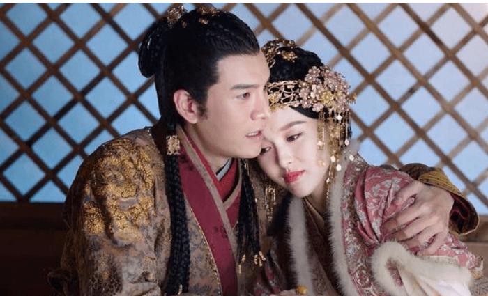 公元982年，辽景宗突然病逝。30岁的皇后萧燕燕连夜找来大臣韩德让。待两人议事完