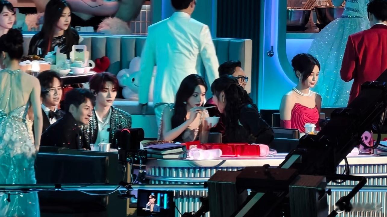 孟子义把自己照顾得很好，一点没亏待自己的嘴巴