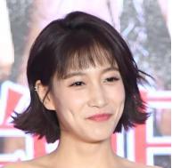 不查不知道，原来这个经常演配角的女演员，一家三代都是演员。啜妮，1990年出生在