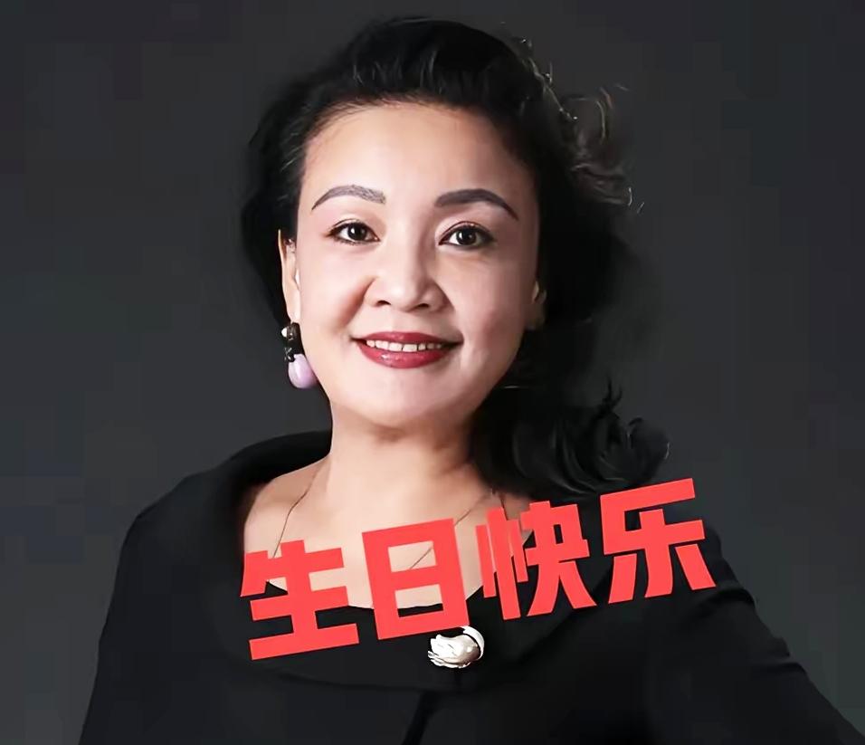 兰姐生日当天排场拉满，鲜花簇拥、祝福不断，尽显热闹，可这份热闹里，却少了家人陪伴