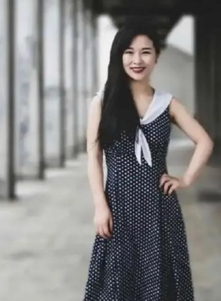 2008年，在四川汶川地震中，舞蹈老师廖智失去了双腿，早已出轨的丈夫趁此提出离婚