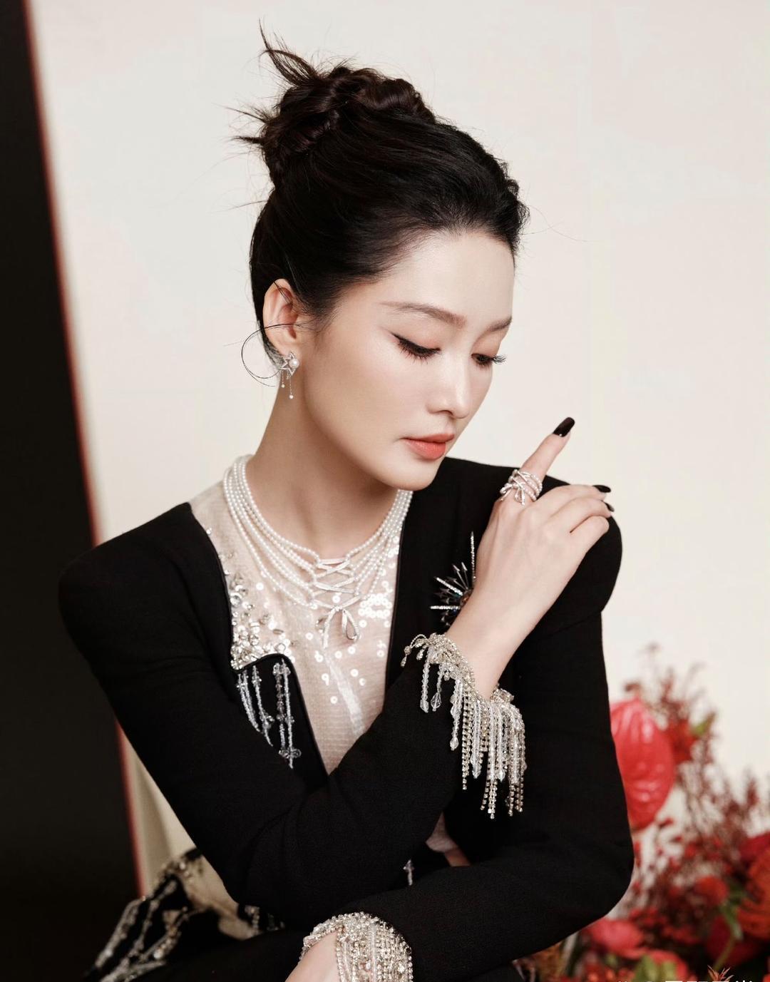 1.金晨算不上是被封杀，商务活动依旧可以正常出席，只是很难收到靠谱的进组邀约，