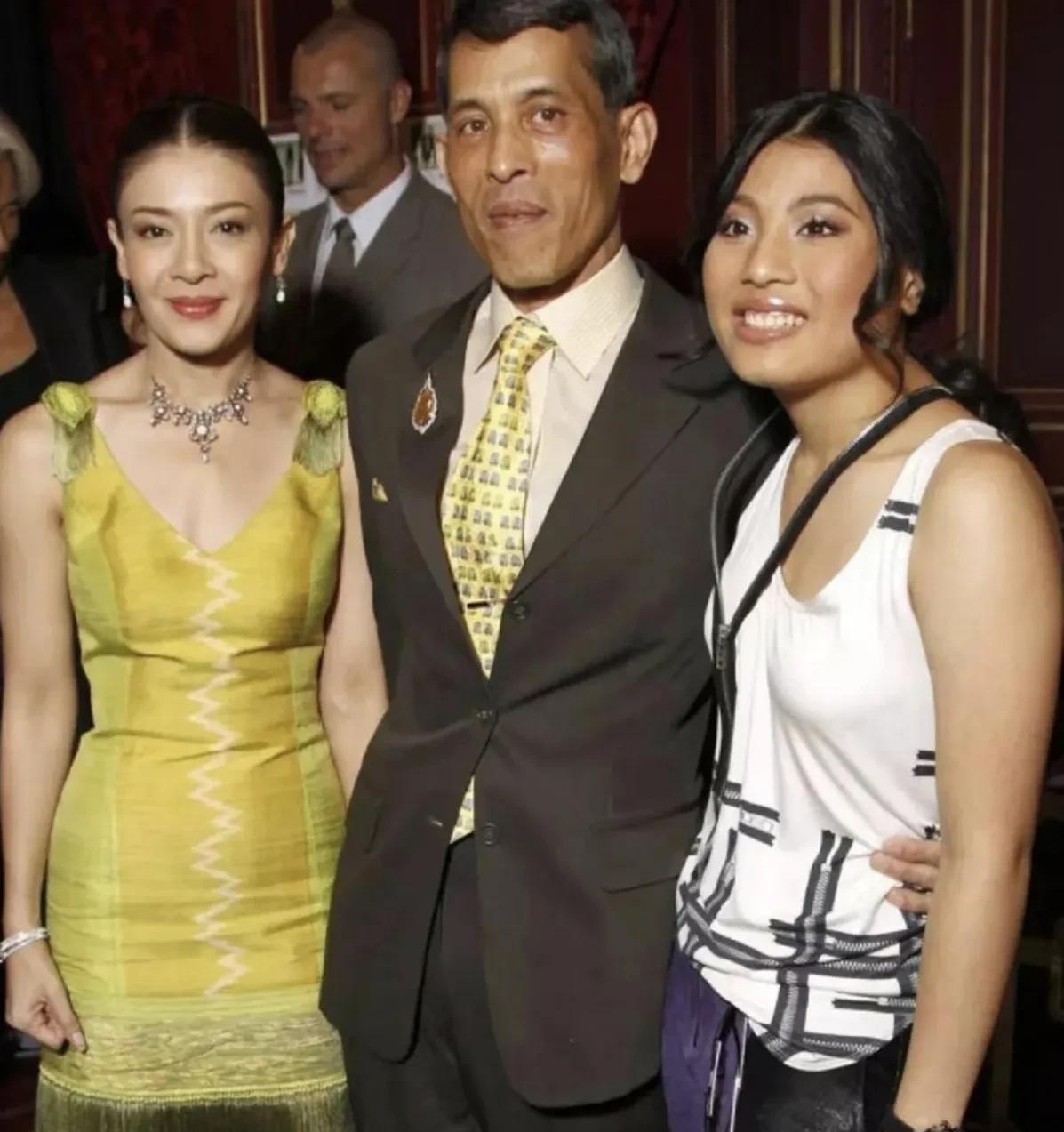 泰王后宫，如同甄嬛传。玛哈·哇集拉隆功国王的婚姻生活，如同一部波澜壮阔的