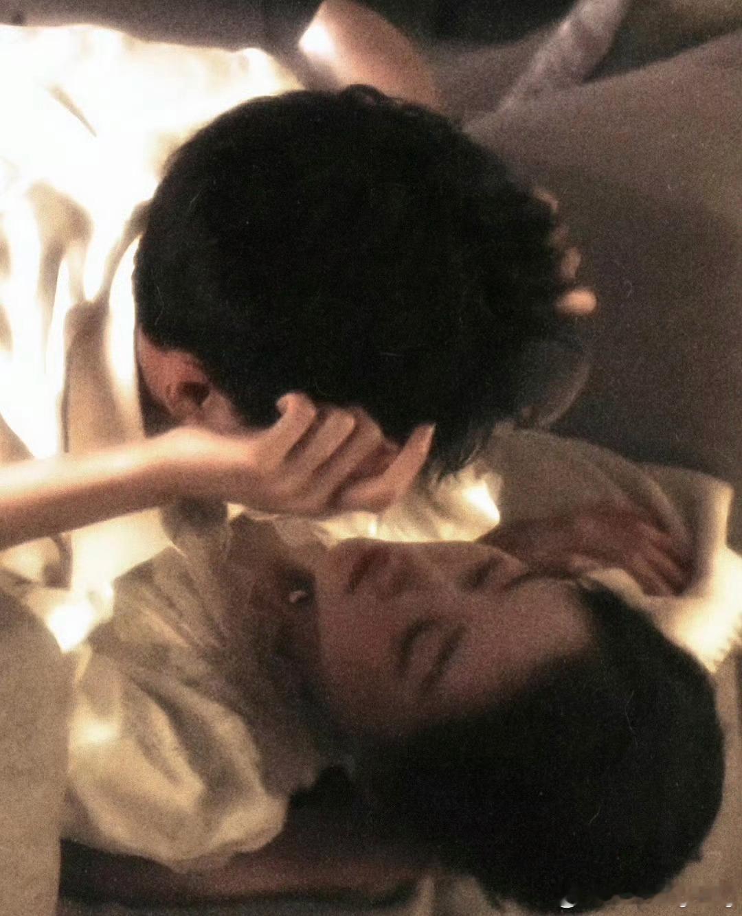 关晓彤吻戏说实话，这段戏份很有难度，关晓彤如果不是大长腿，很难缠在腰上，同样，倘