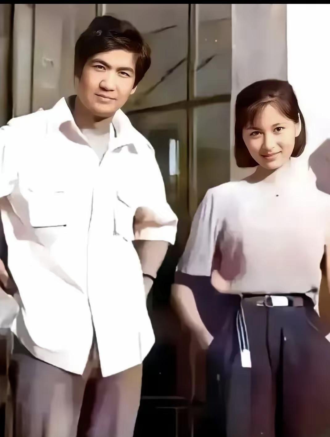 1985年合影留念！这位女士有认识的吗？谁和谁的合影[作揖][玫瑰]上世纪八零年