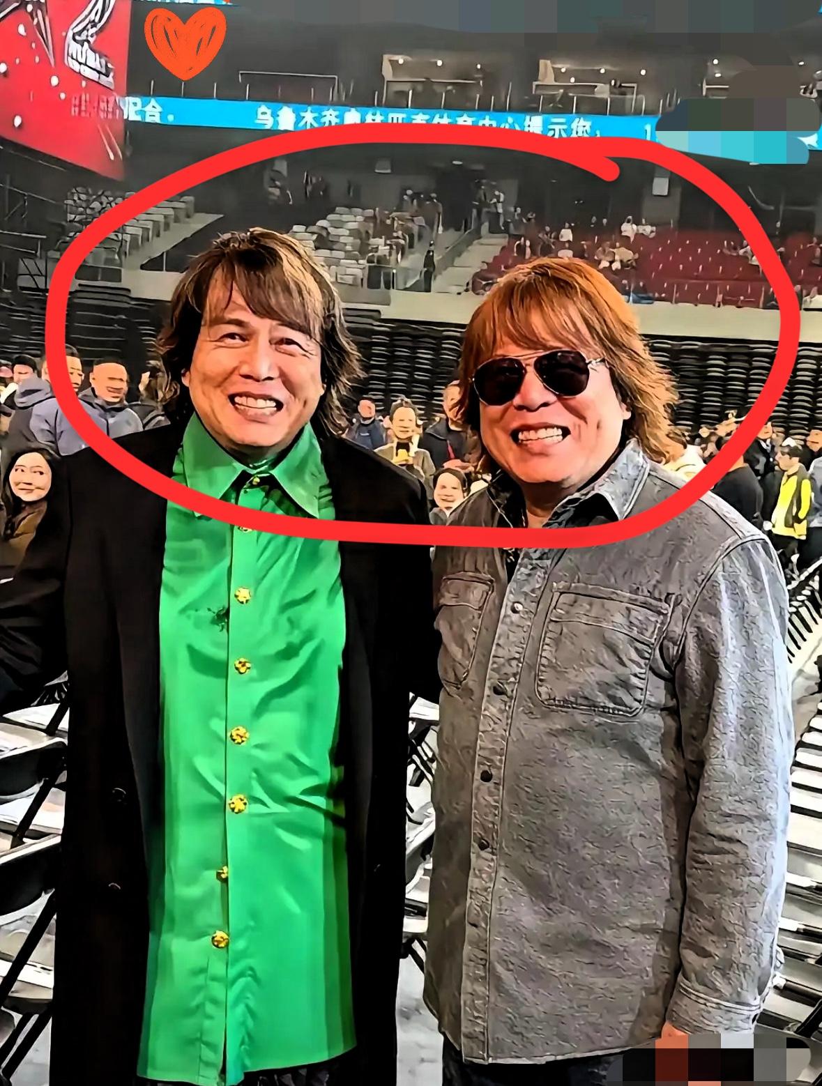 伍佰新疆演唱会，不出意外，意外还是发生了，演唱会上出现了一个和伍佰长的非常相