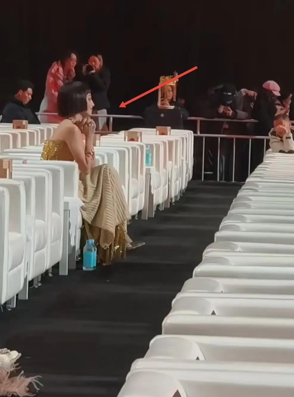 拿完奖千万别走！我藏在后台监控死角，拍到了彭小苒整晚的猫腰动作。所有人都盯