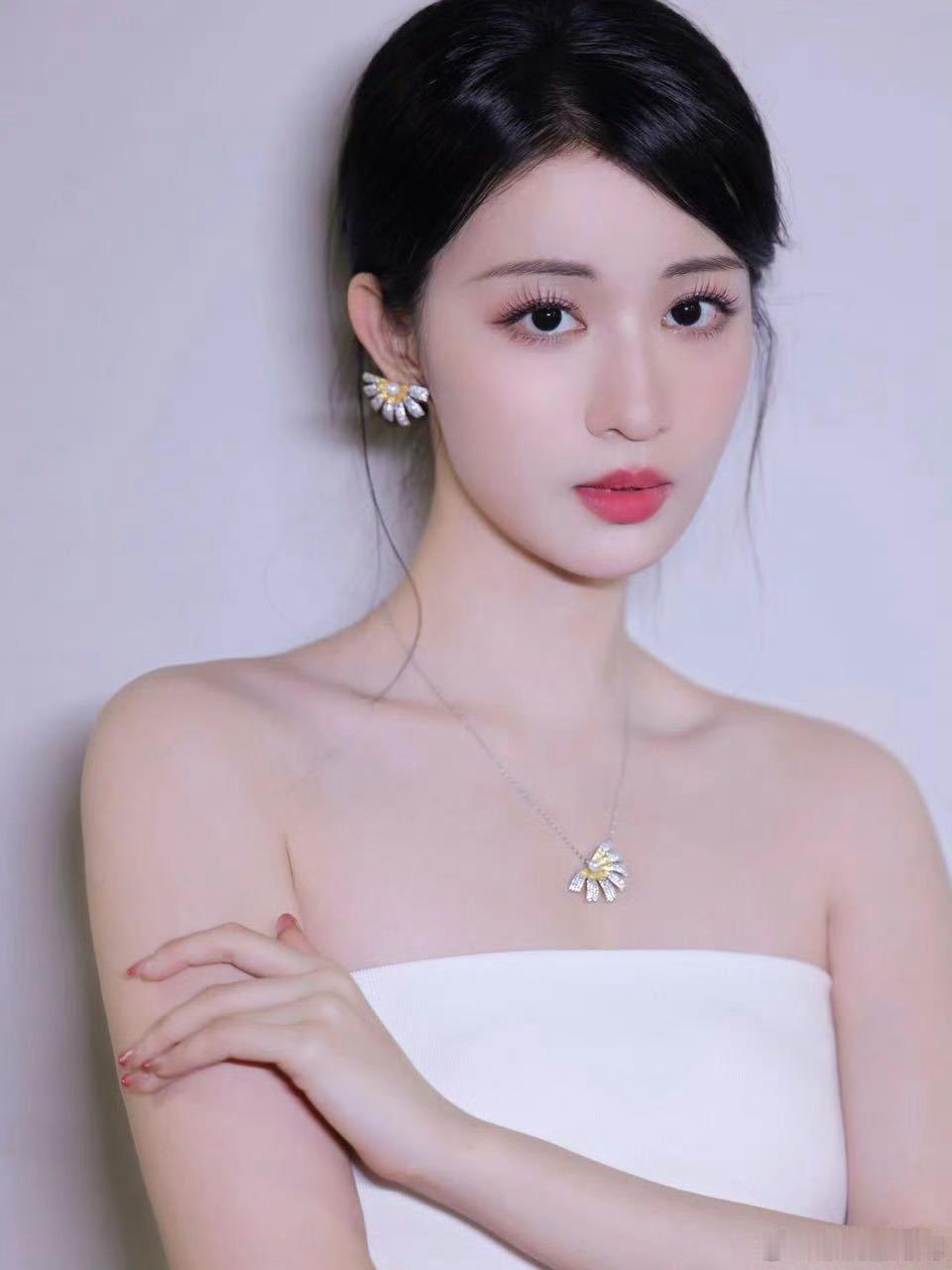 早春晴朗女主王楚然，男主我的理想型是陈星旭，不管是身材，气质，包括演霸总时的分寸