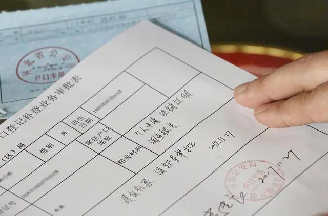 农村老人两项补贴同时领取，每月多一笔零花钱不少农村上了年纪的长辈，每月拿着