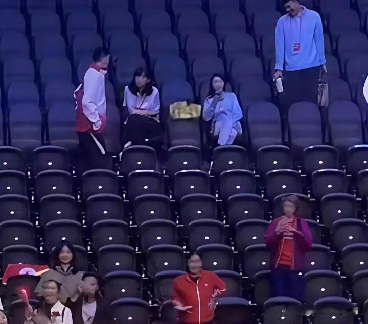 赖亚文观战朱婷比赛。排管中心主任赖亚文原本可以坐主席台观战，但低调谦逊的她并未选