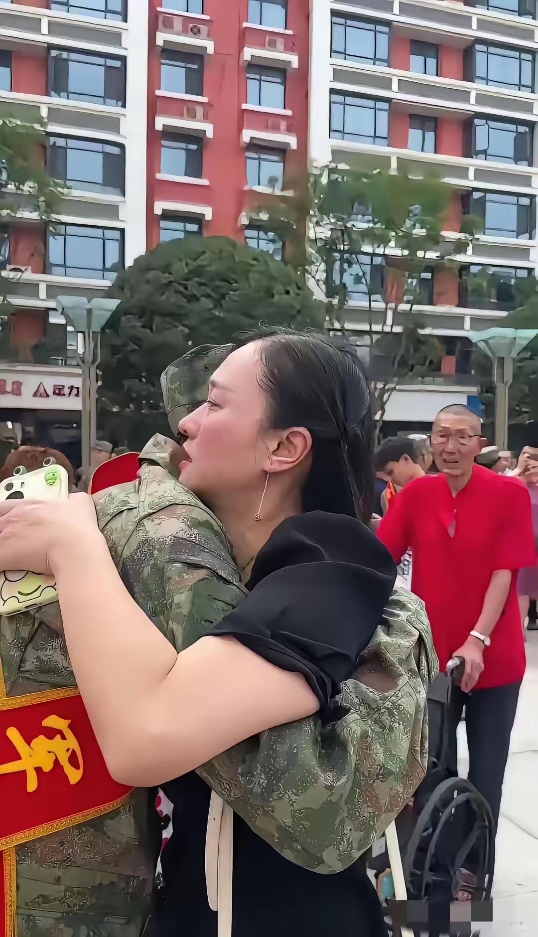 昨天，新兵入伍欢送会上，有个男孩站在队伍里，穿一身崭新军装，胸前大红花格外鲜艳。