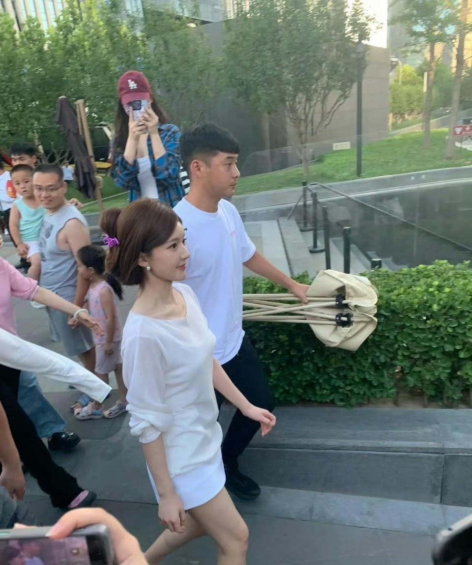 网友偶遇赵露思生图，线下看像只有80斤很瘦很好看