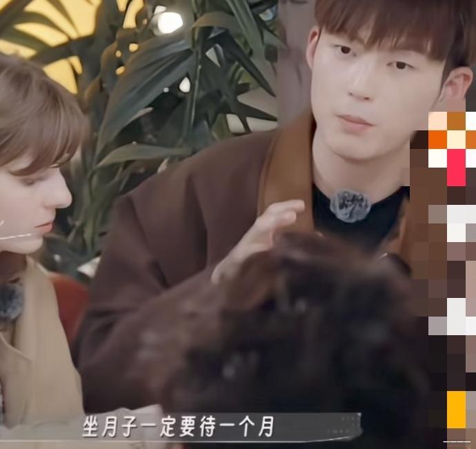 李承铉：我们lucky生的时候是在国外生的嘛，坐月子的时候，每次出去她妈妈都把她