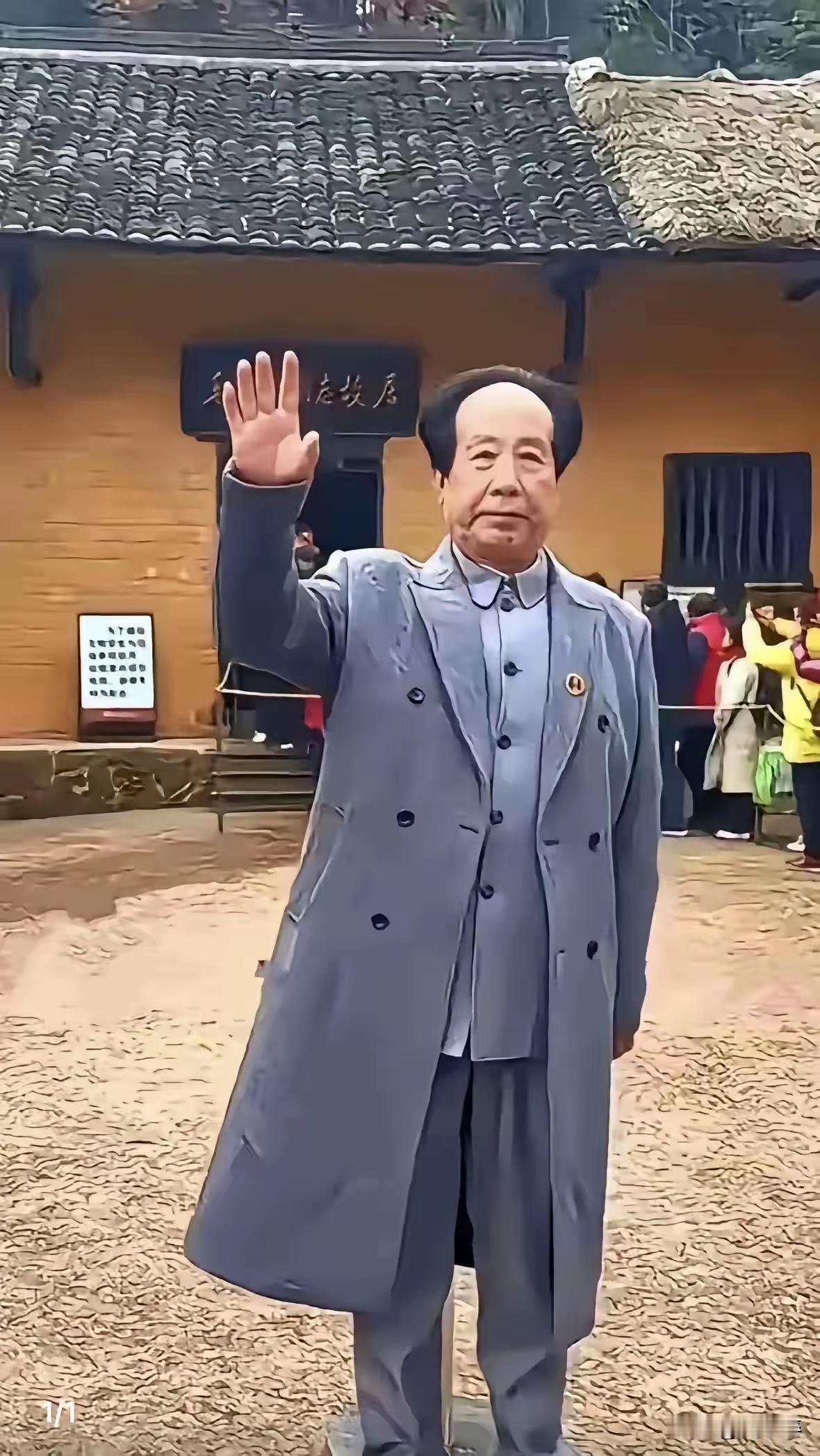 胆子忒大，自己感觉像吗，也不照照镜子，头型再打扮，差之十万八千里。如此扮相去老人