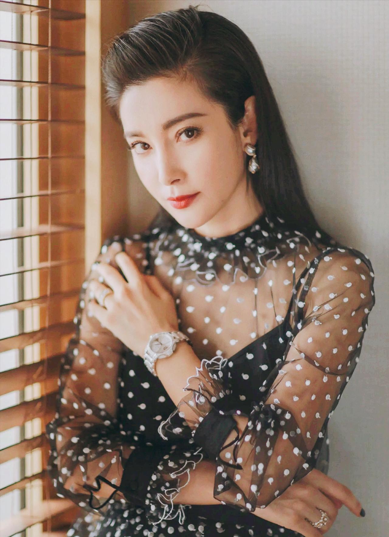 1996年，年轻貌美的李冰冰刚出道，深深吸引了富豪石涛。1996年的北京片场