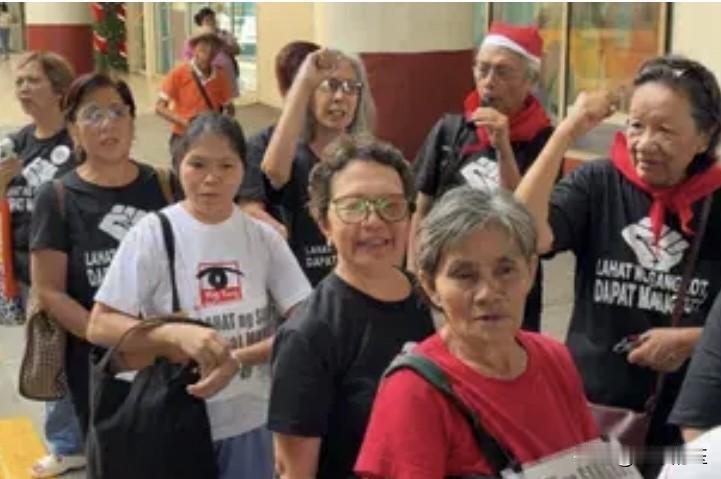 一群老年人于周六上午在菲律宾奎松市库瓦奥举行抗议活动，反对腐败行为。该组织将