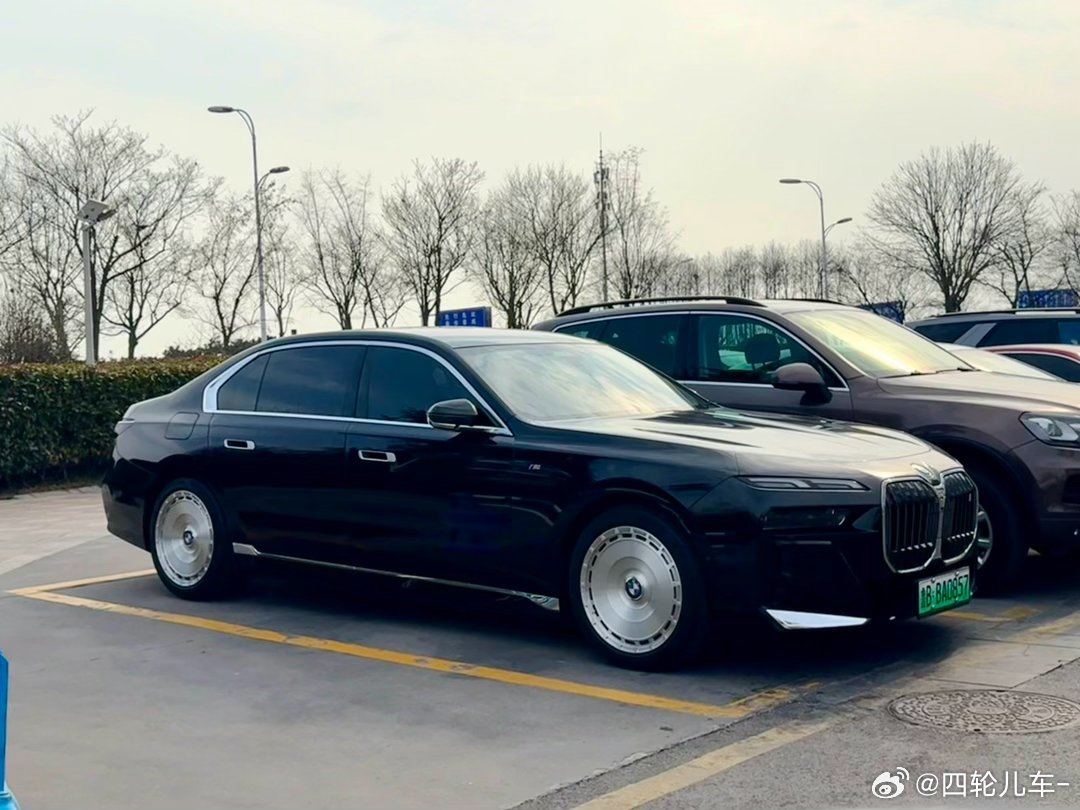 汽车实拍宝马7系配大饼轮毂，我怎么产生一种像劳斯莱斯的幻觉了呢。宝马宝马7系