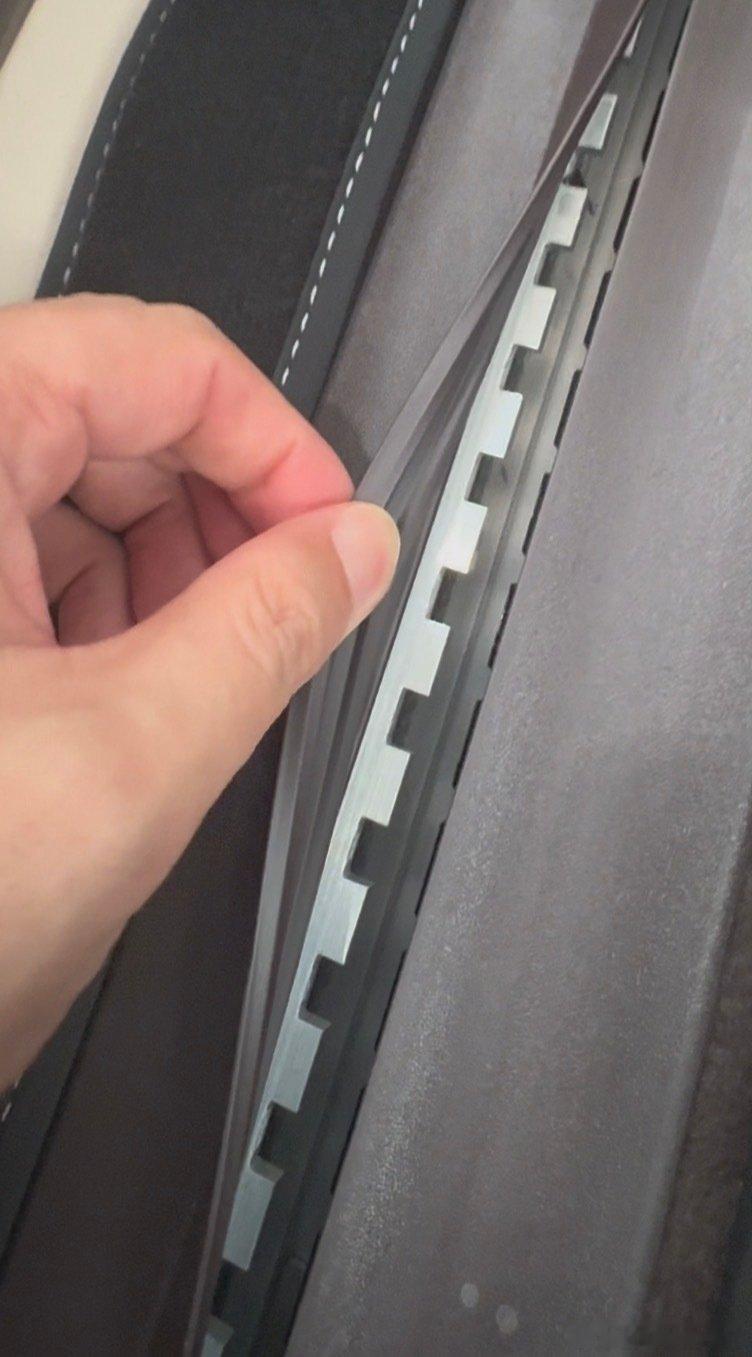 在你看不到的地方，小米也做的很认真。我恶意扒开澎程N90的滑轨，没有毛边，每个齿都很平滑。别小看这这