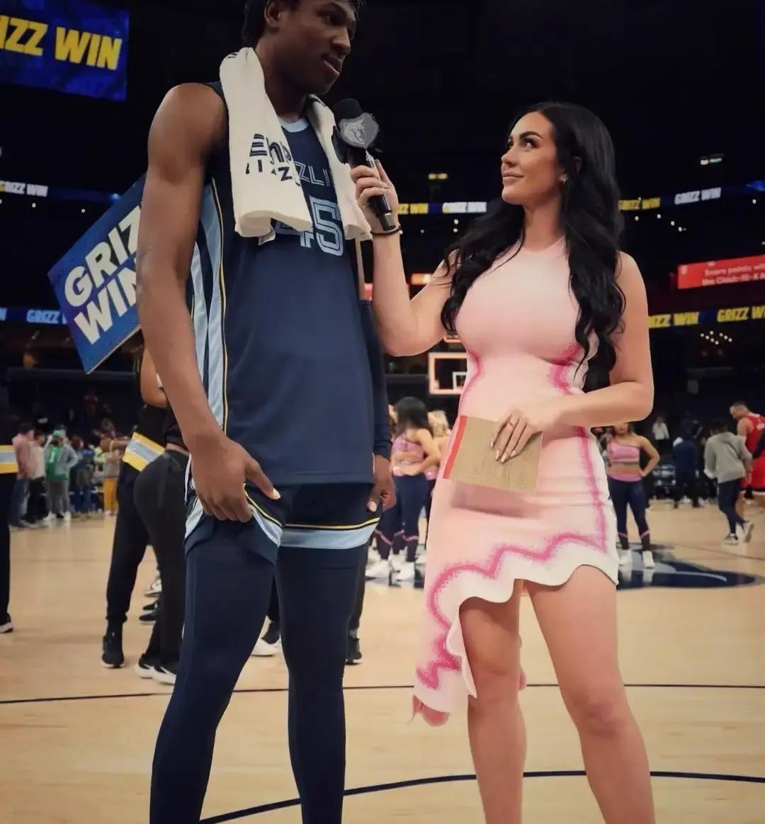 别再盯着她看，要听她说话。灰熊主场那个“抢镜”的女主持，让导播镜头总在她身