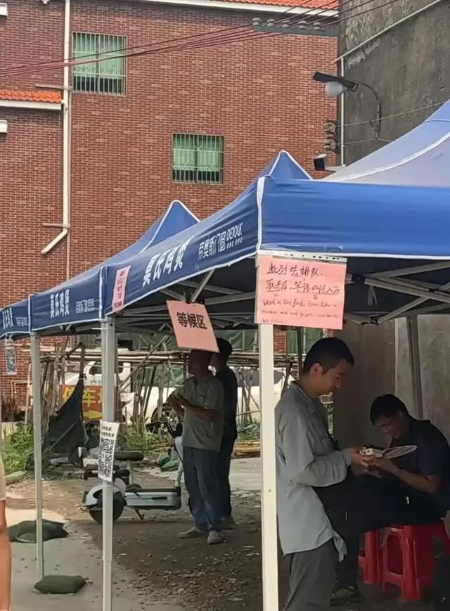 网红莫氏鸡煲凉透了!从通宵排队到空无一人，终究逃不过昙花一现红底黄字的招牌闪了两