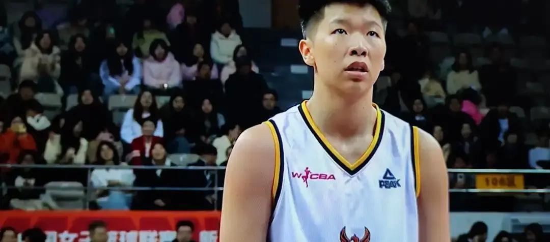 主场12连胜的金身，被破了。最后4分42秒，自家外援被罚下，东莞队却赢了。