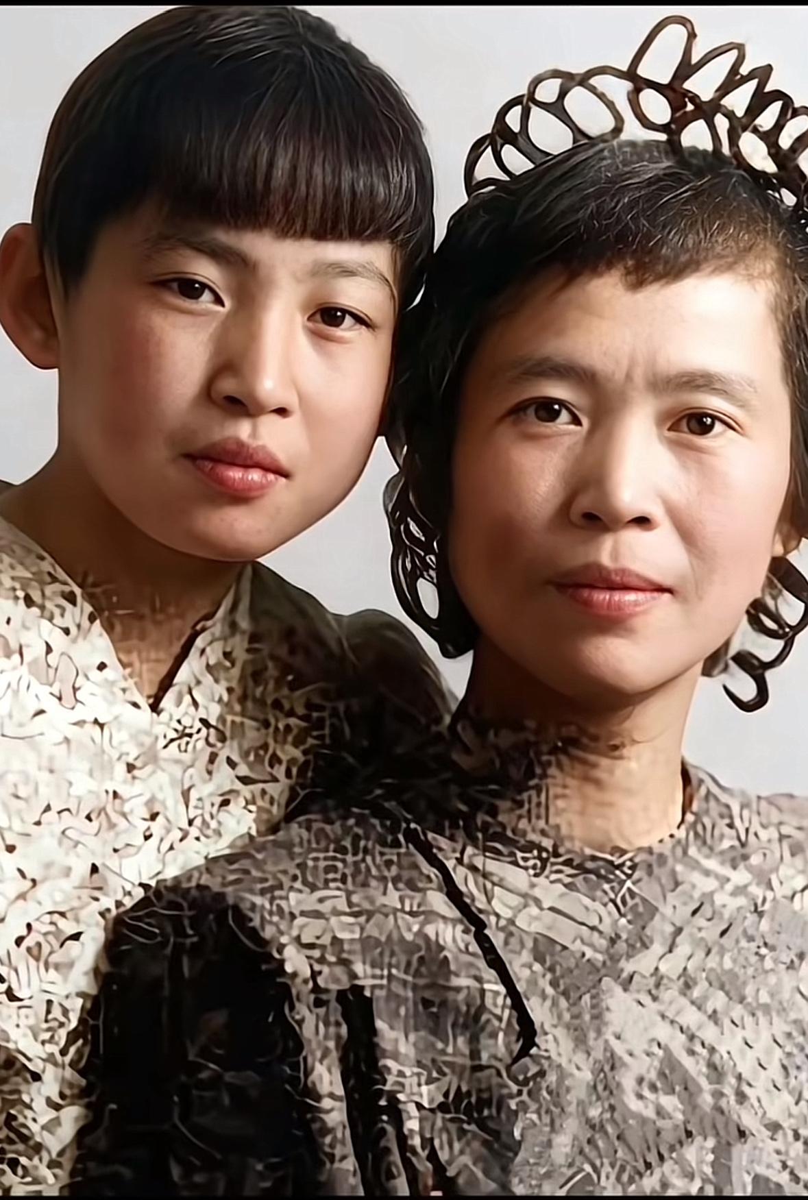 看看贺子珍年轻时的照片，再看看她女儿李敏的照片，你会发现李敏小时候像妈妈，长大了