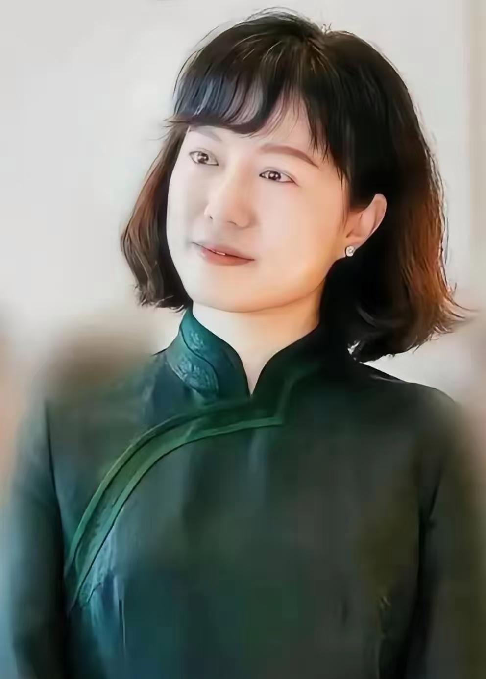 听说他刚走，她搬进了清华的“归根居”，外界盯着等着看她哭着争财产，结果人家压根
