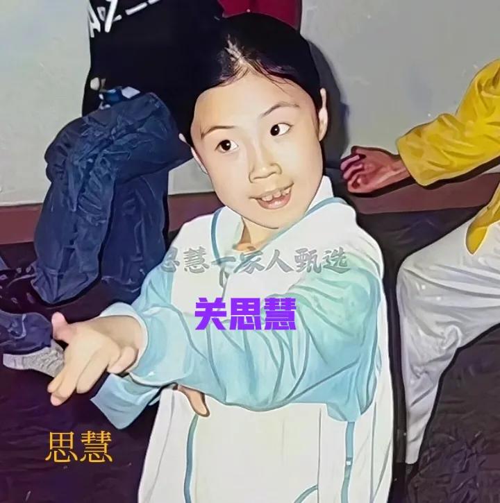 关思慧的双眼皮是天生的吗？她的女儿暖暖也是单眼皮，但是姥姥明显是双眼皮，看来女大