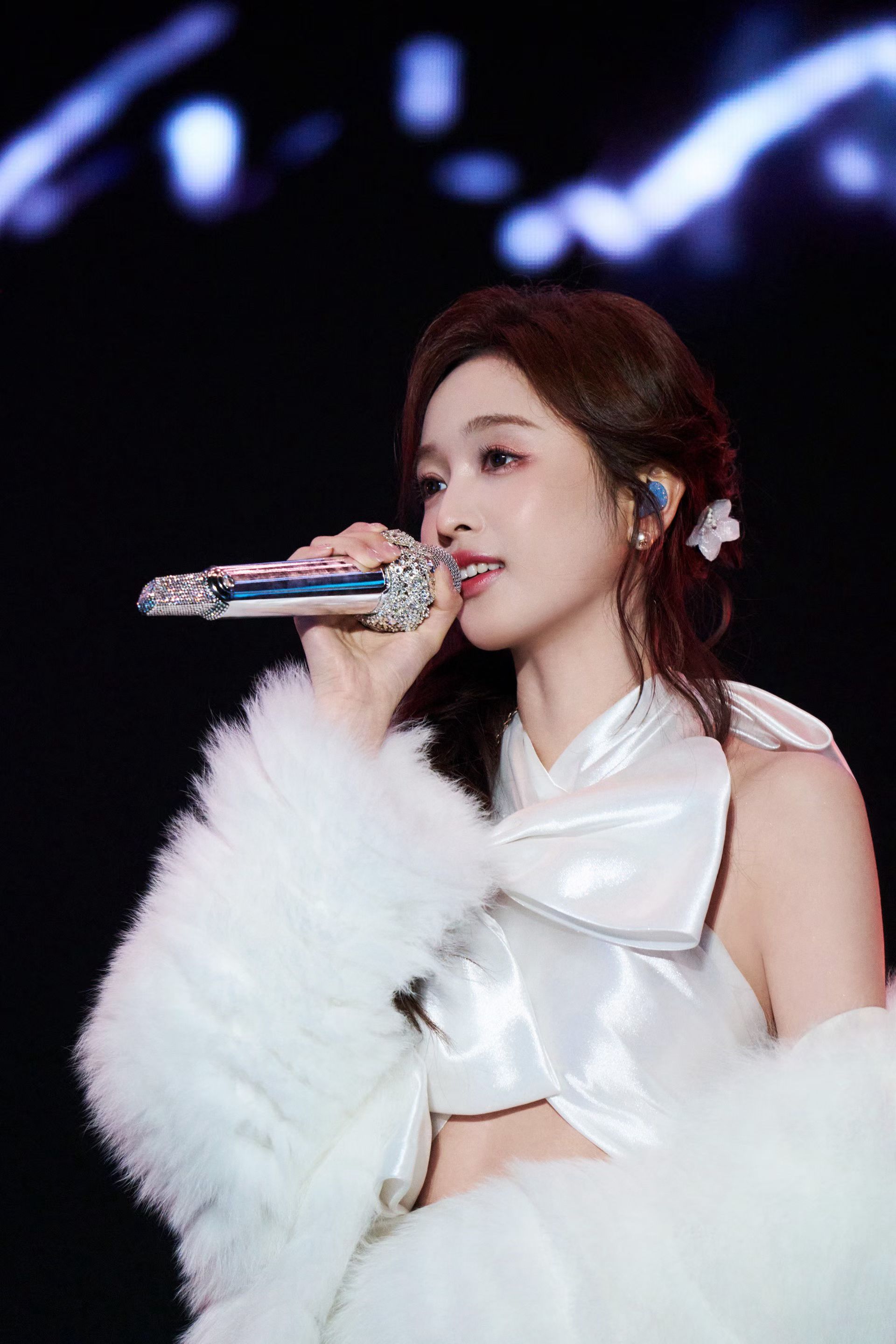 感觉吴宣仪接下来要养公司了，带飞同事的节奏。