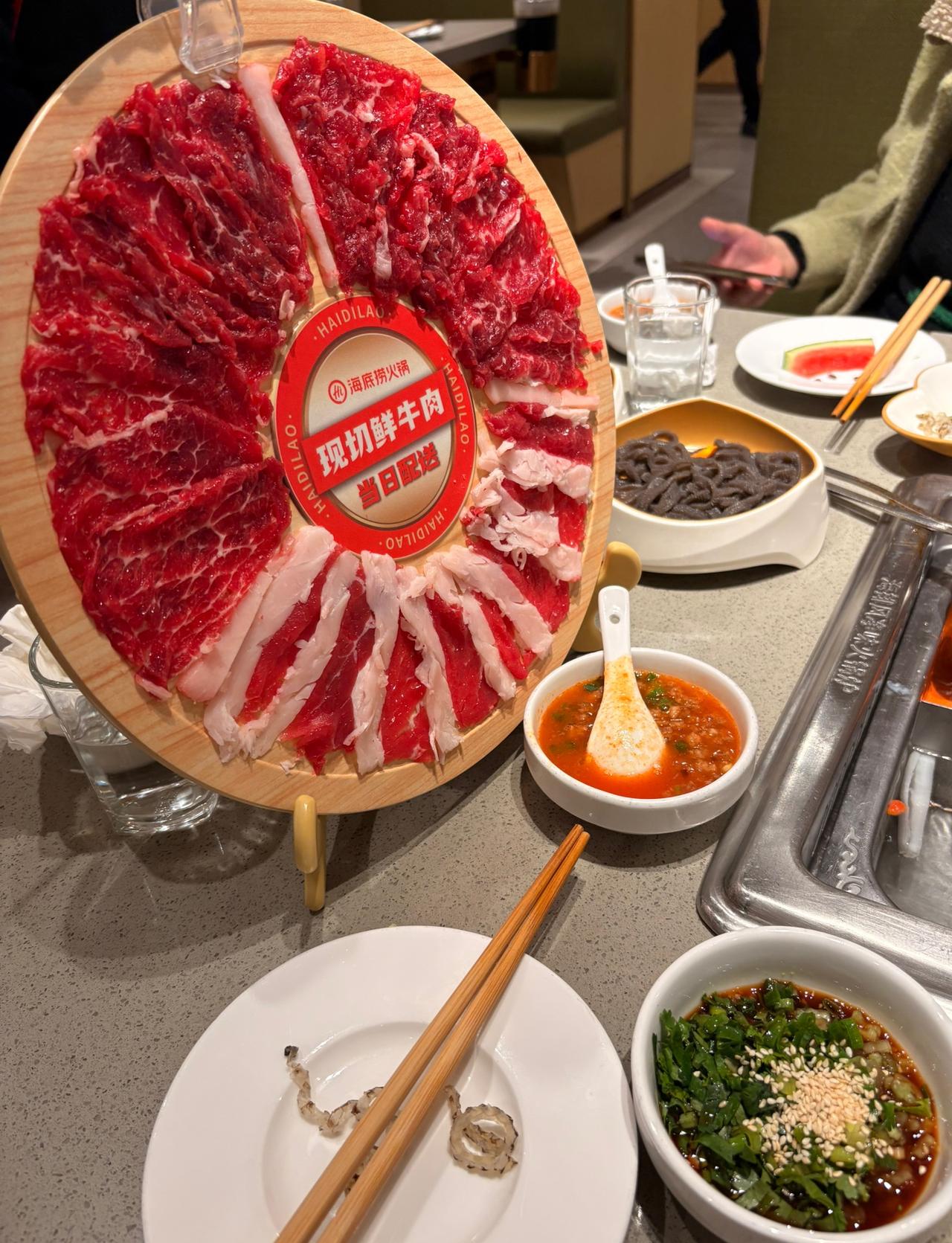 其实我发现，火锅店里面的肉类才是最赚钱的！为什么这么说呢？因为肉肉的单价高啊