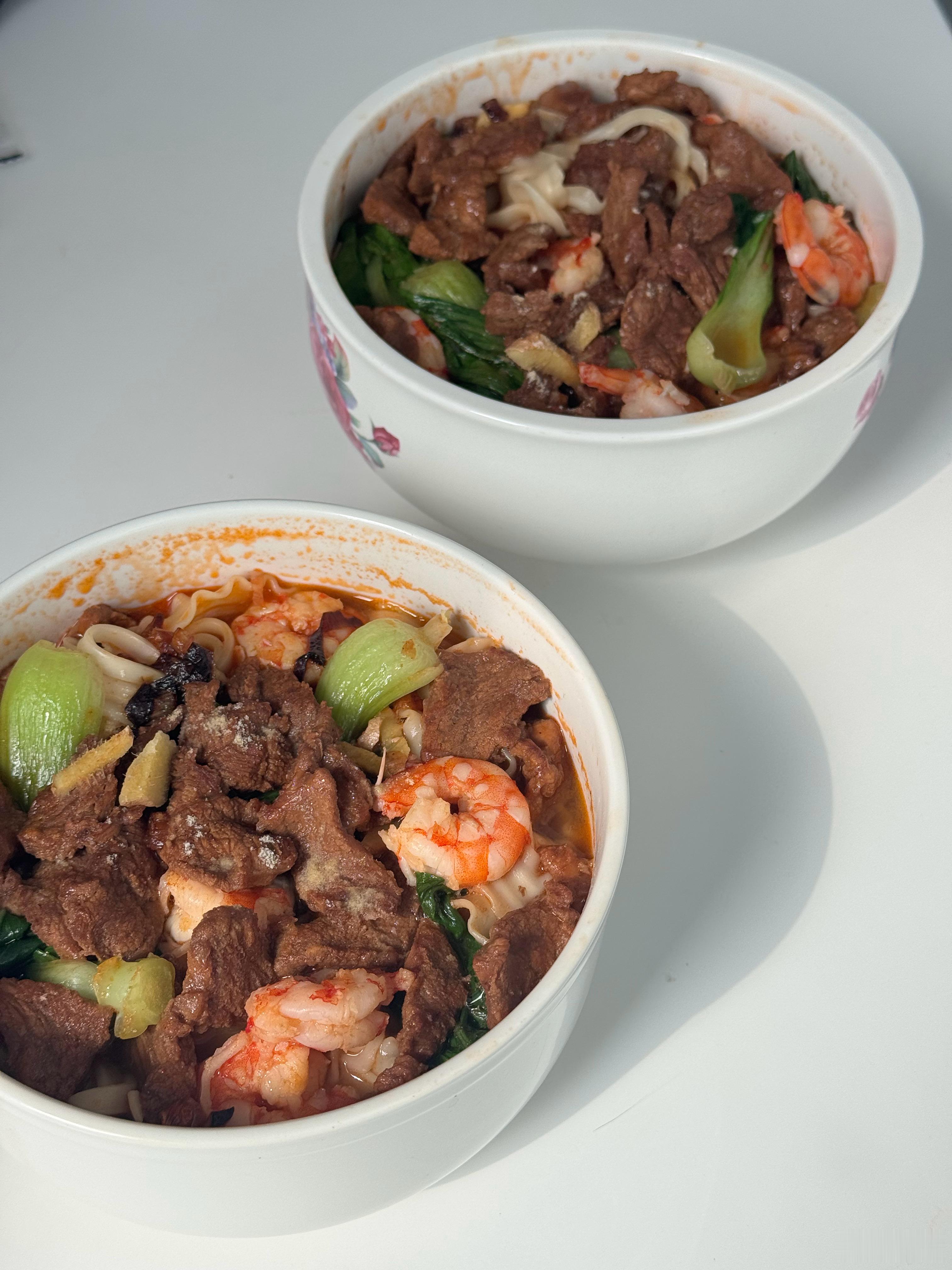 谁这么幸福，中午吃的是小林妈妈送来的牛肉海鲜面，原来是我