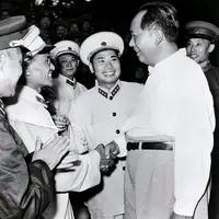1958年8月8日，伟人于济南接见济南军区领导干部。主席呼李水清将军曰：“小李子